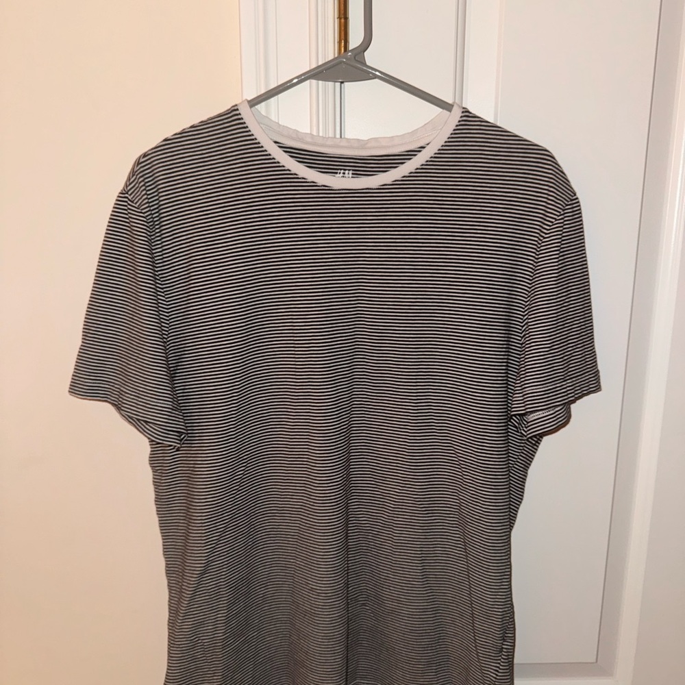 Men’s breathable Slim Fit Large H&M Black and White striped t-shirt